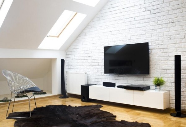 Jak zaaranżować ścianę z TV? Ciekawe pomysły na przestrzeń wokół telewizora